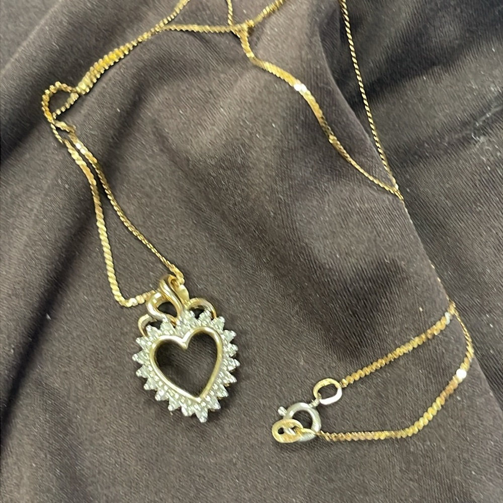 10K .13ctw Diamond Heart Pendant & 14K Gold  16” Serpentine Chain. Beautiful.